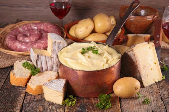 Déguster une fondue montagnarde en famille dans un restaurant avec cheminée - Clavans-en-Haut-Oisans - AUBERGE DU SAVEL 