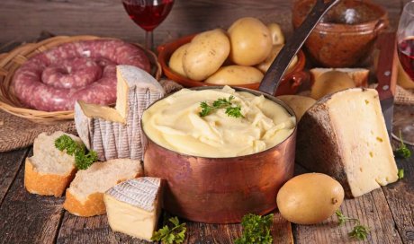 Déguster une fondue montagnarde en famille dans un restaurant avec cheminée - Clavans-en-Haut-Oisans - AUBERGE DU SAVEL 